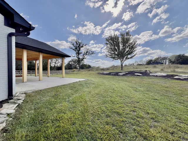 a view of a yard with a house in back