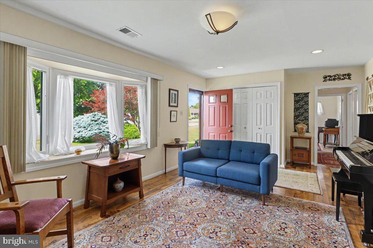 695 Locust Road Warminster, PA 18974 - Photo 6 of 37