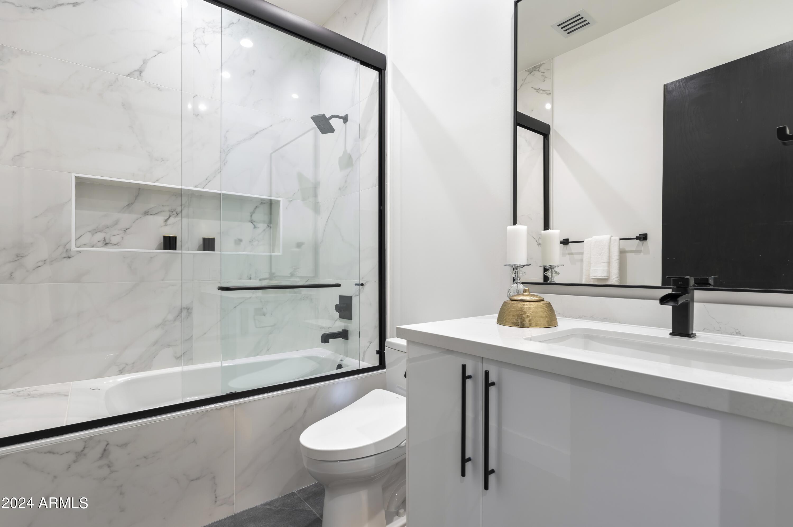 8037 North 7th Avenue Phoenix, AZ 85021 - Photo 26 of 40 a bathroom with a sink and mirror