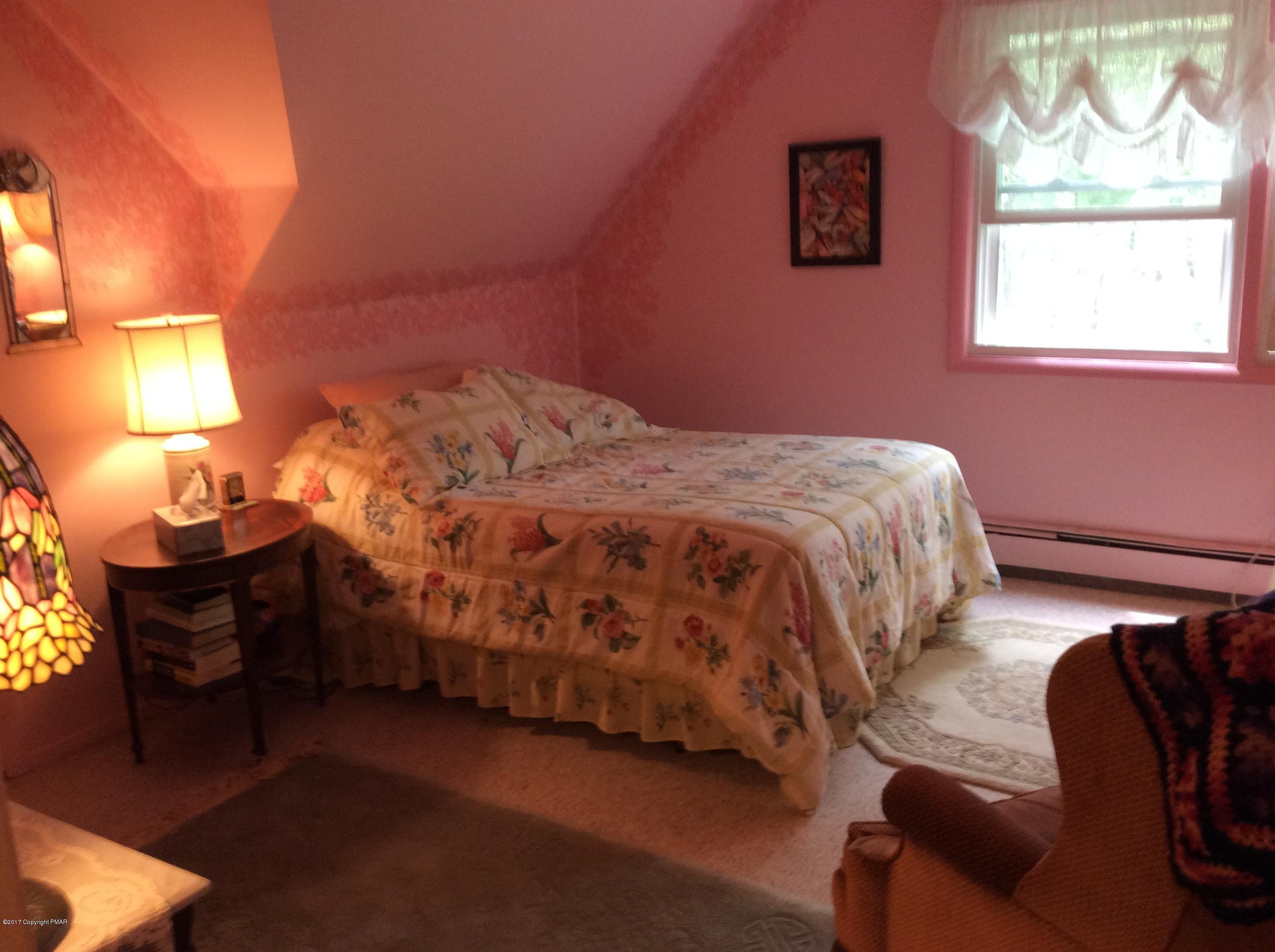 319 Henry's Crossing Road Cresco, PA 18326 - Photo 17 of 29 a bedroom with a bed and a lamp