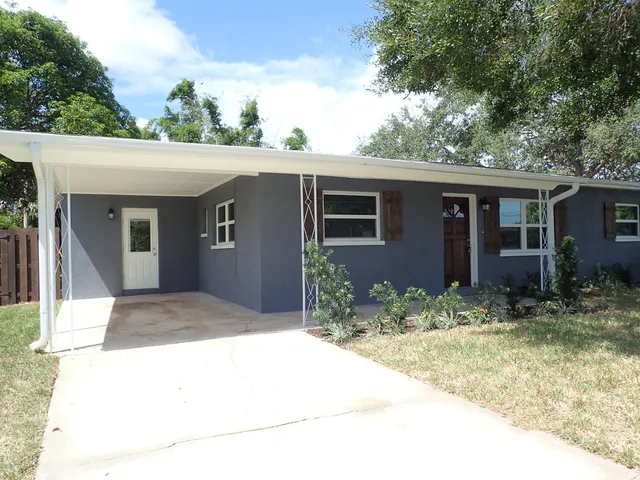 a view of house with yard