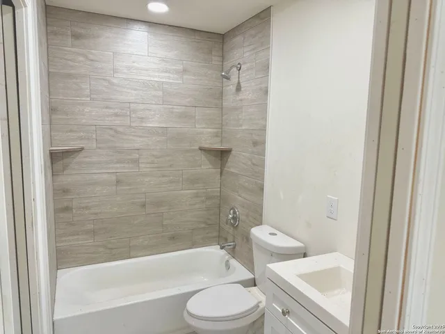 $1,550 | 687 Burr Oak Lane, Canyon Lake, TX 78133