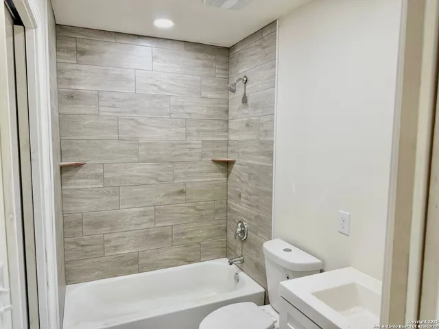 $1,550 | 687 Burr Oak Lane, Canyon Lake, TX 78133