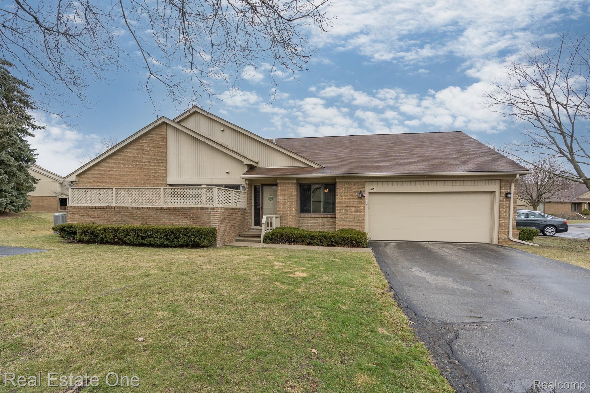 623 Tennyson, Unit 103 Rochester, MI 48307 - Photo 2 of 26 623 Tennyson MLS-W003.jpg