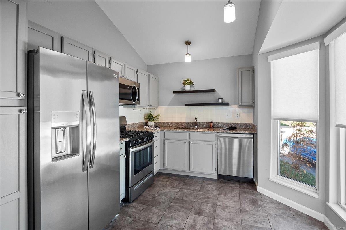 712 Ridgeview Cir Lane Ballwin, MO 63021 - Photo 8 of 30