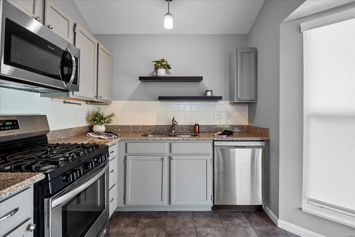 712 Ridgeview Cir Lane Ballwin, MO 63021 - Photo 10 of 30