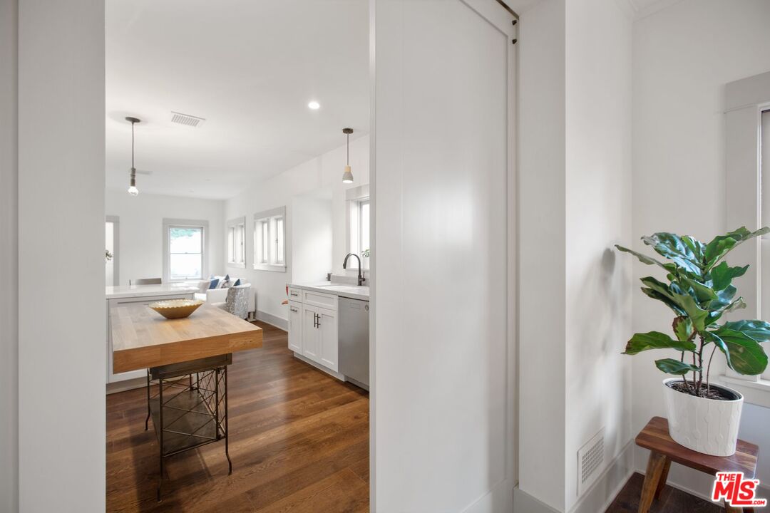 403 North Irving Boulevard Los Angeles, CA 90004 - Photo 12 of 46