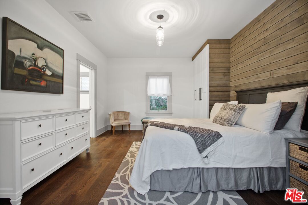 403 North Irving Boulevard Los Angeles, CA 90004 - Photo 29 of 46 a bedroom with a bed and a window