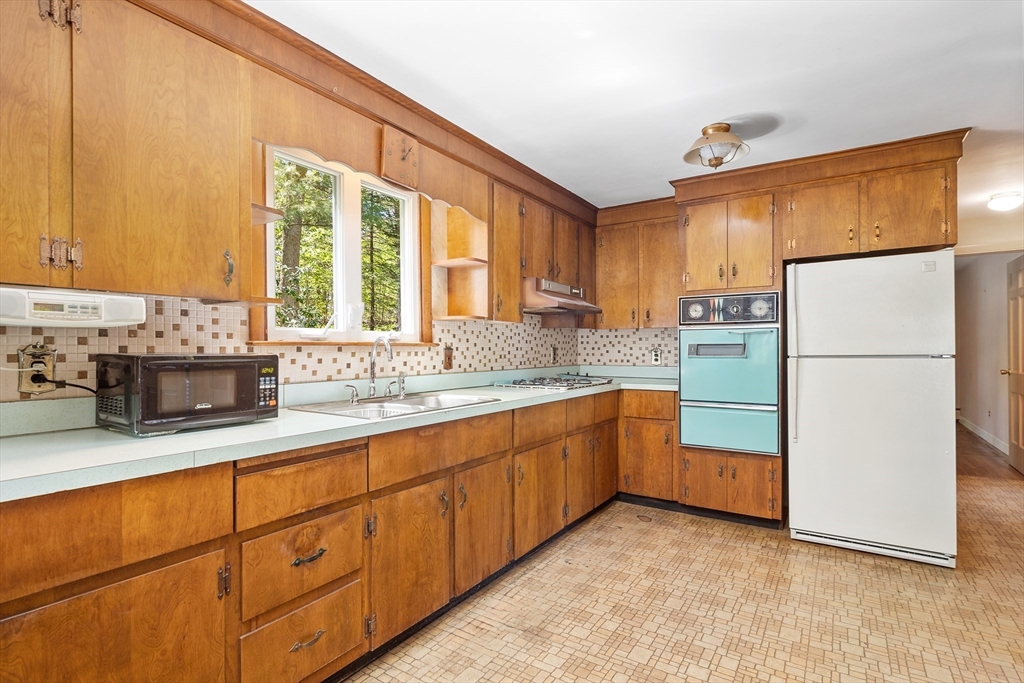 34 Carleton Road Hingham, MA 02043 - Photo 12 of 30