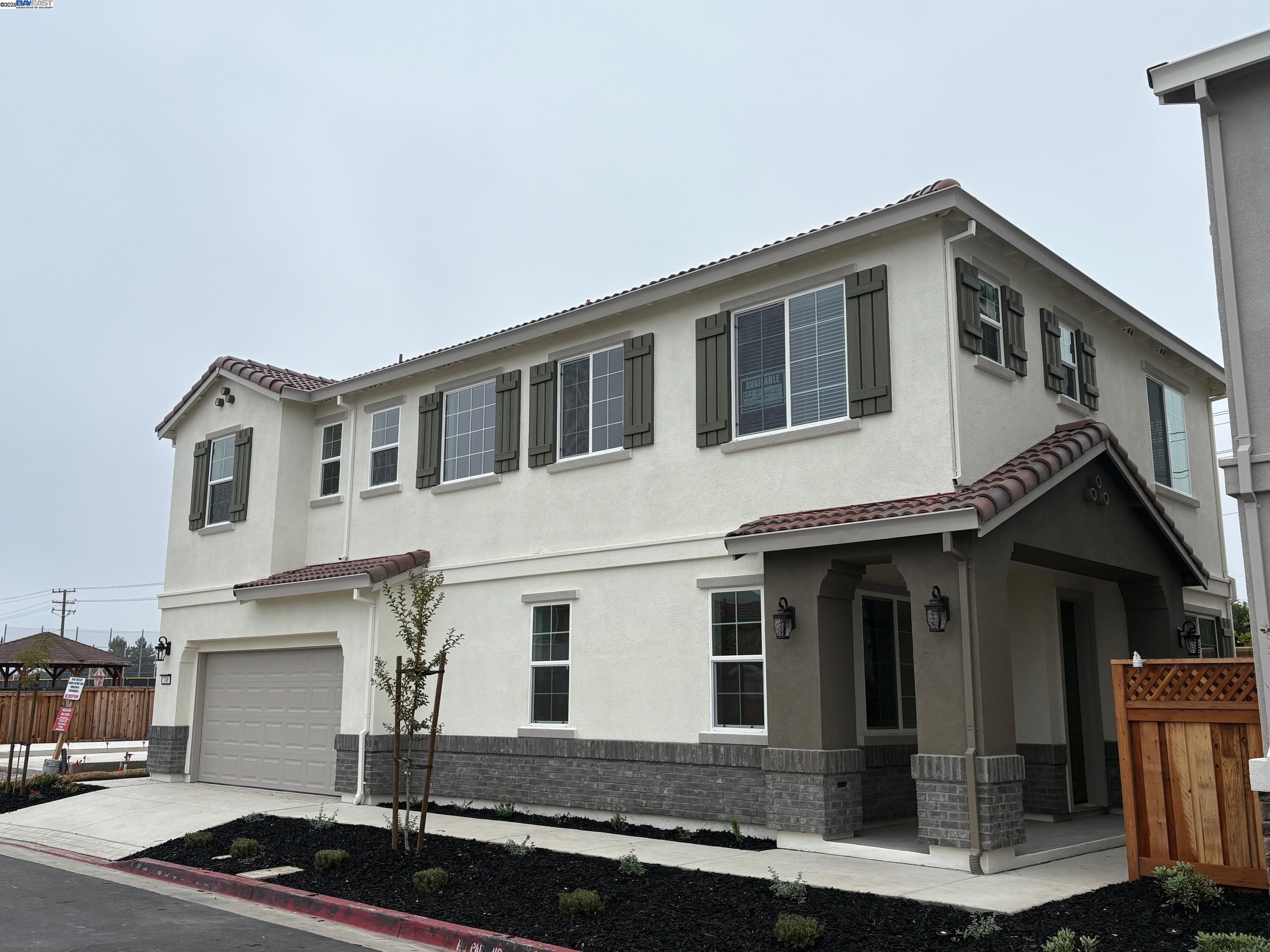 246 Mindy Way Pittsburg, CA 94565 - Photo 4 of 38 a front view of a house with a yard