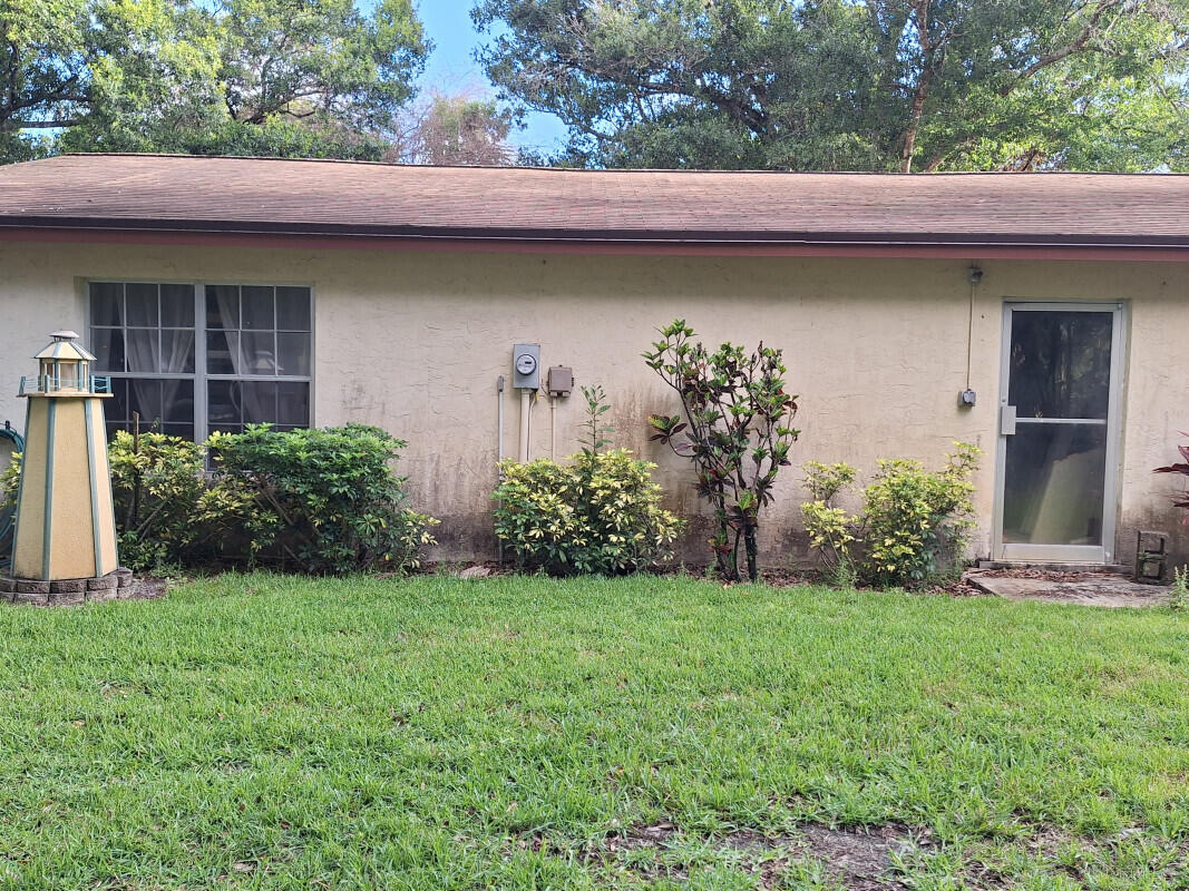 4642 Edwards Road Fort Pierce, FL 34981 - Photo 2 of 11 2d6ceeda-1fbd-4007-bf9e-279478ed6a02jpg