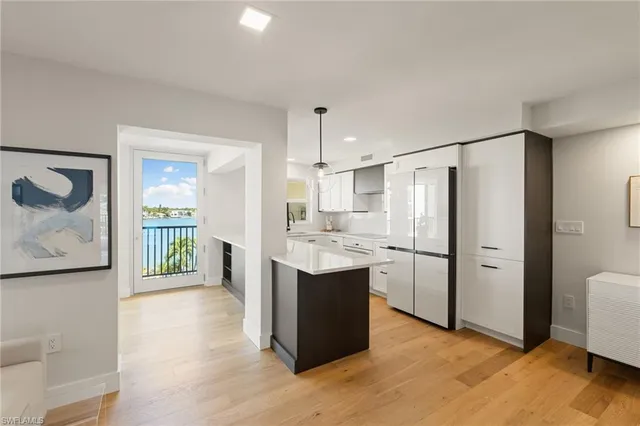 $1,250,000 | 3500 Gulf Shore Boulevard North, Unit 406, Naples, FL 34103