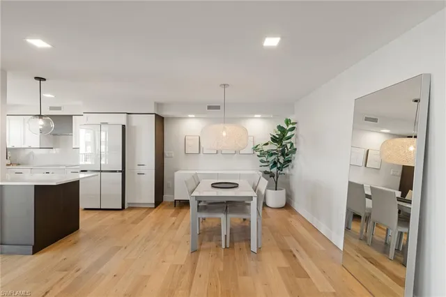 $1,250,000 | 3500 Gulf Shore Boulevard North, Unit 406, Naples, FL 34103