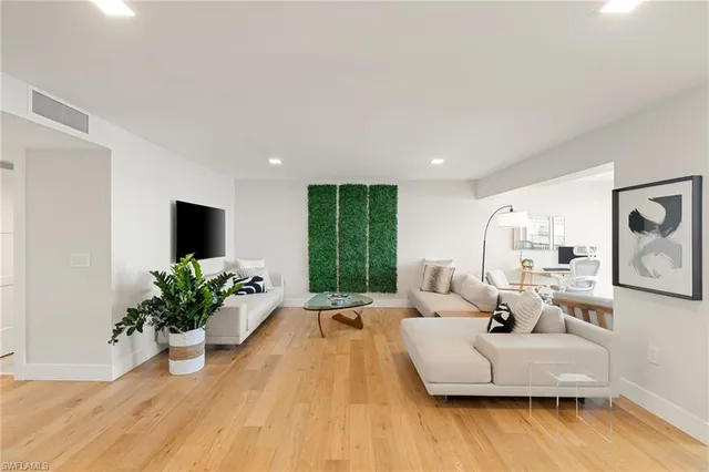 $1,250,000 | 3500 Gulf Shore Boulevard North, Unit 406, Naples, FL 34103