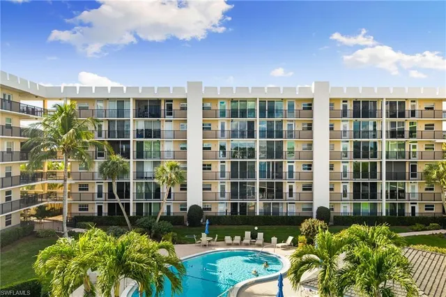 $1,250,000 | 3500 Gulf Shore Boulevard North, Unit 406, Naples, FL 34103