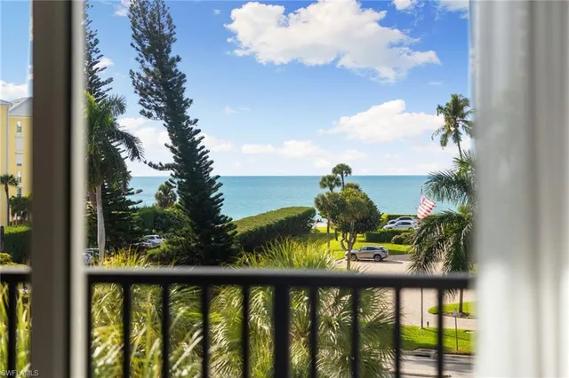 $1,250,000 | 3500 Gulf Shore Boulevard North, Unit 406, Naples, FL 34103
