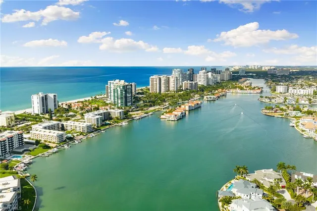 $1,250,000 | 3500 Gulf Shore Boulevard North, Unit 406, Naples, FL 34103