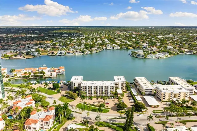 $1,250,000 | 3500 Gulf Shore Boulevard North, Unit 406, Naples, FL 34103