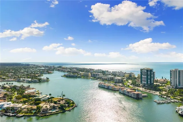 $1,250,000 | 3500 Gulf Shore Boulevard North, Unit 406, Naples, FL 34103