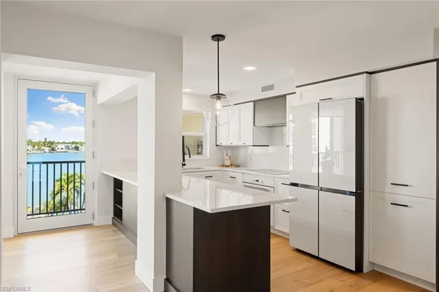 $1,250,000 | 3500 Gulf Shore Boulevard North, Unit 406, Naples, FL 34103