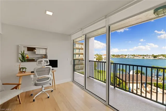 $1,250,000 | 3500 Gulf Shore Boulevard North, Unit 406, Naples, FL 34103