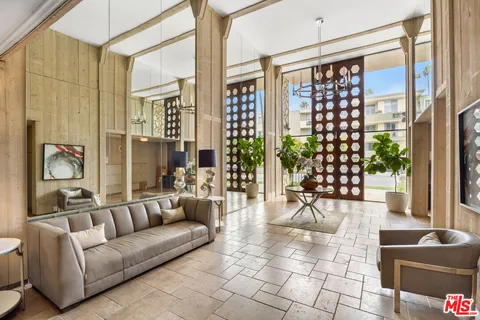 $949,000 | 809 South Bundy Drive, Unit 205, Los Angeles, CA 90049