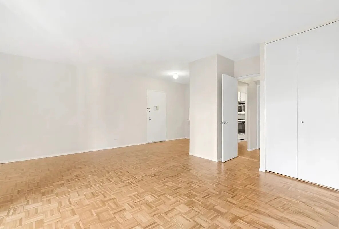 200 Rector Place, Unit 9R Manhattan, NY 10280 - Photo 4 of 12 a view of an empty room