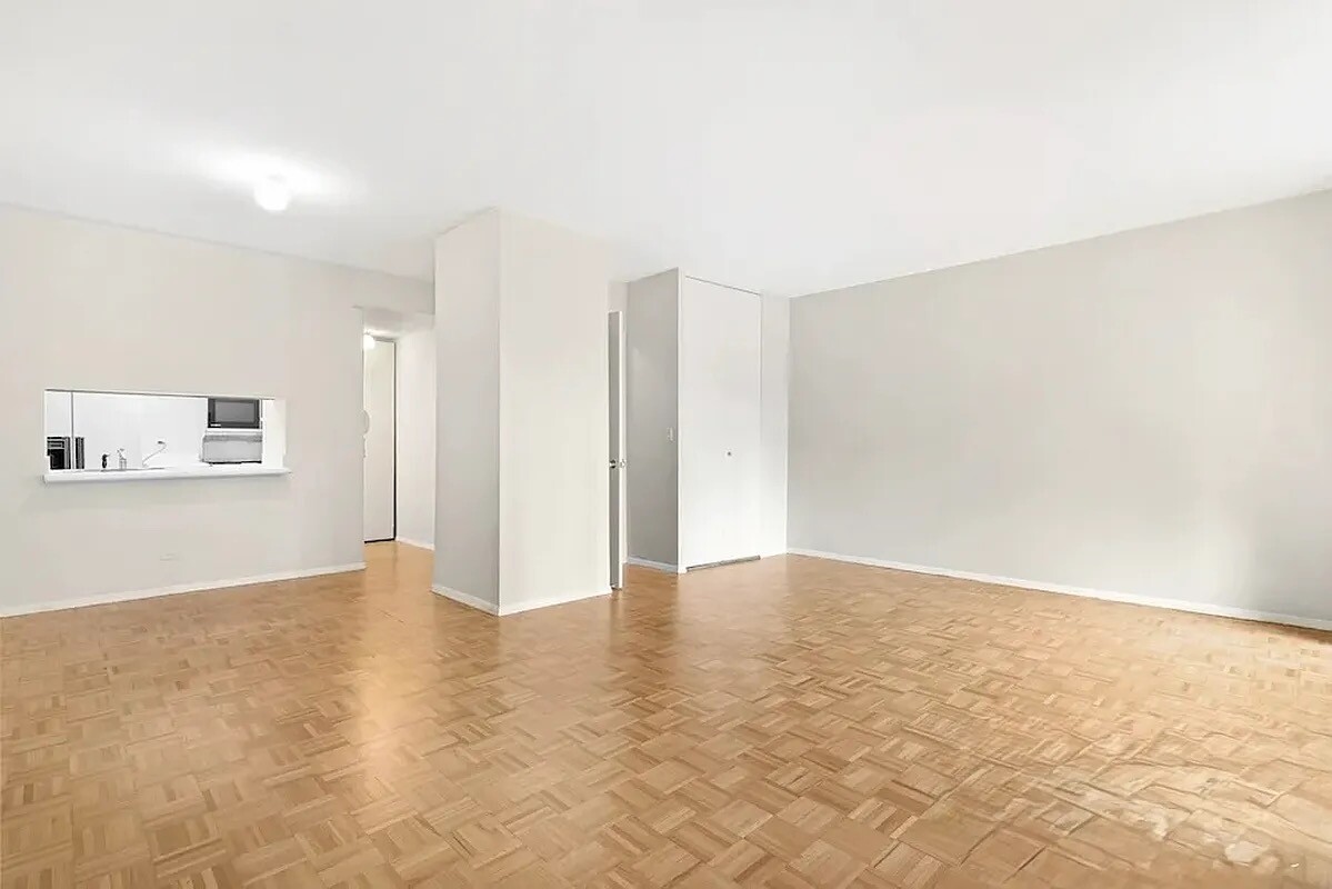 200 Rector Place, Unit 9R Manhattan, NY 10280 - Photo 5 of 12 a view of an empty room with a window
