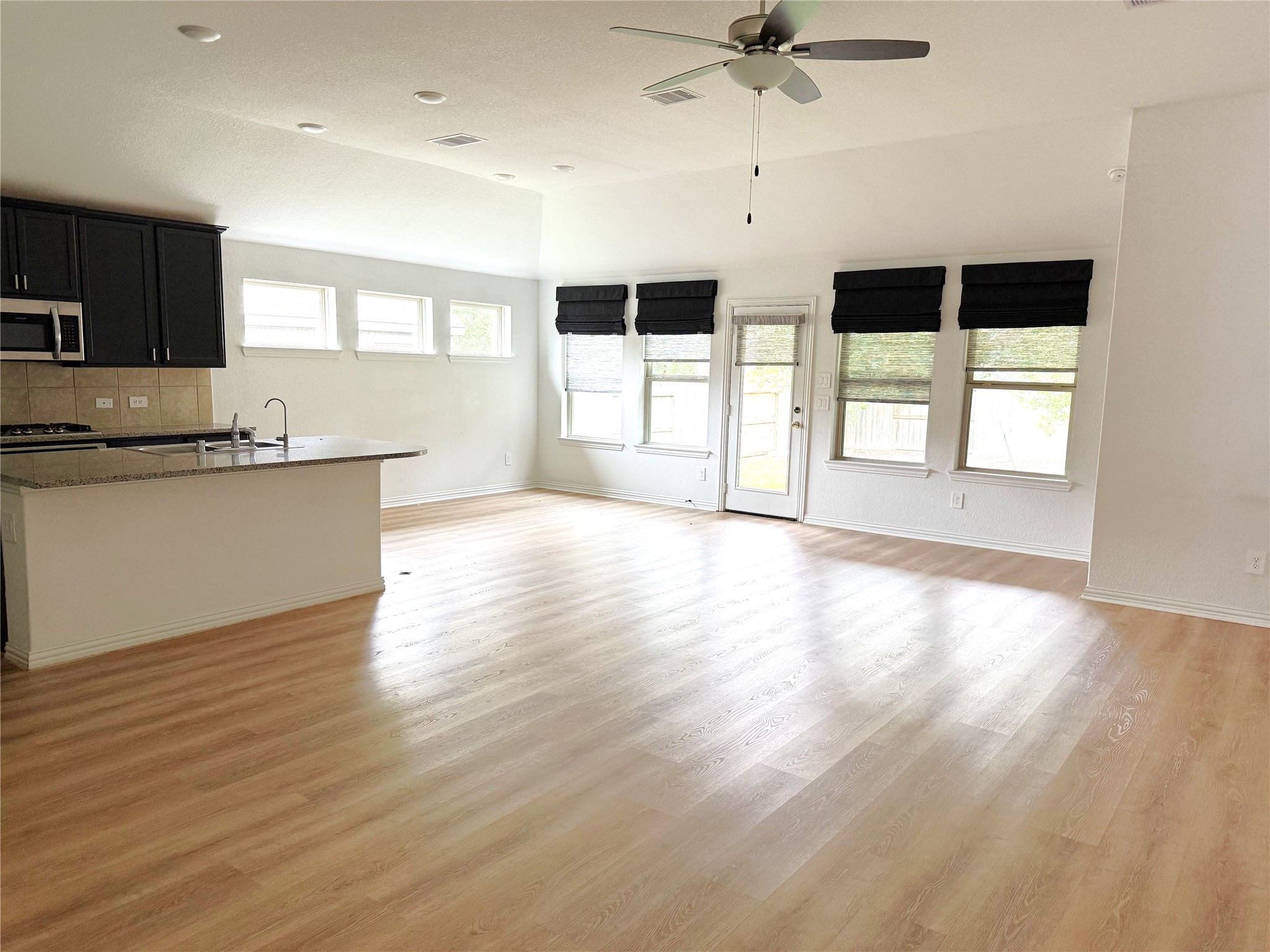 240 Scarlet Maple Way Conroe, TX 77318 - Photo 4 of 14