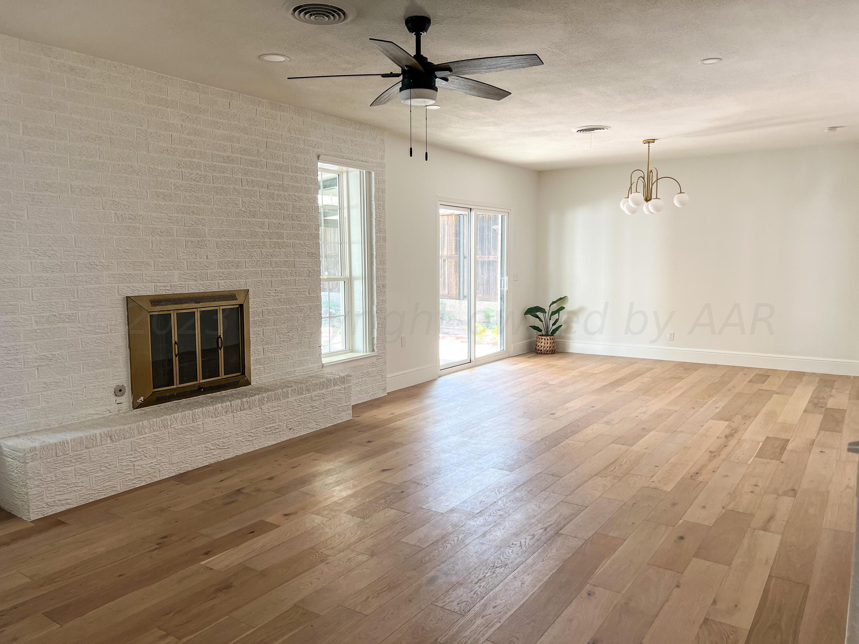 4221 Gary Lane Amarillo, TX 79110 - Photo 5 of 32 Living Room