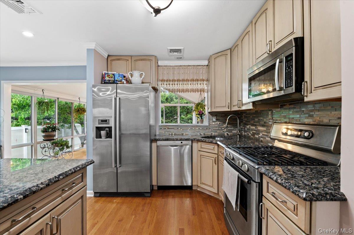 10 Peter Road Hicksville, NY 11801 - Photo 12 of 36