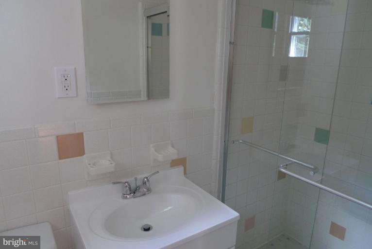1016 Roxleigh Road Towson, MD 21286 - Photo 13 of 18 Bath #2
