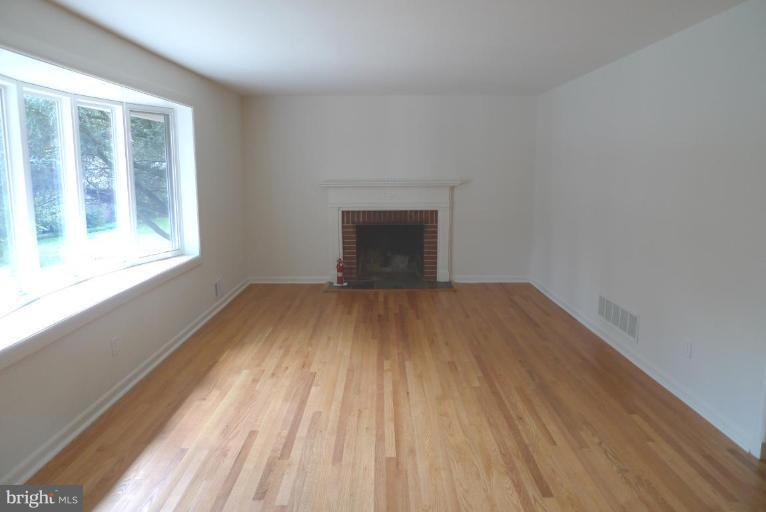 1016 Roxleigh Road Towson, MD 21286 - Photo 3 of 18 Living Room