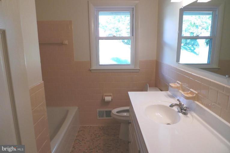 1016 Roxleigh Road Towson, MD 21286 - Photo 10 of 18 Bath #1