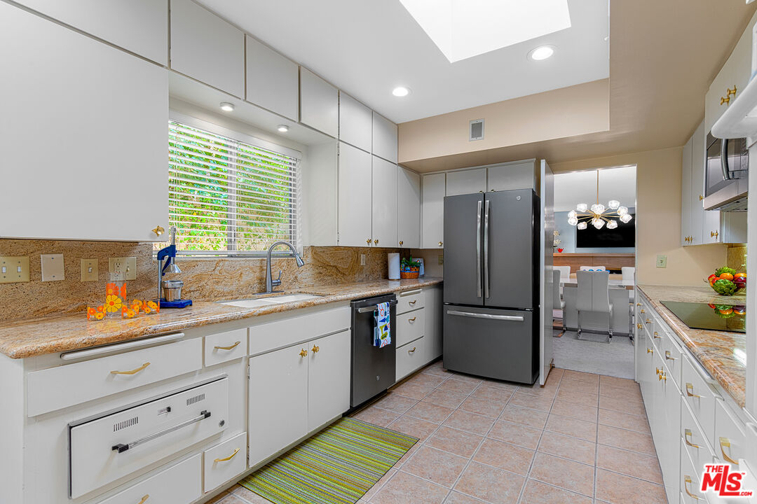 500 West Arenas Road, Unit 8 Palm Springs, CA 92262 - Photo 18 of 36