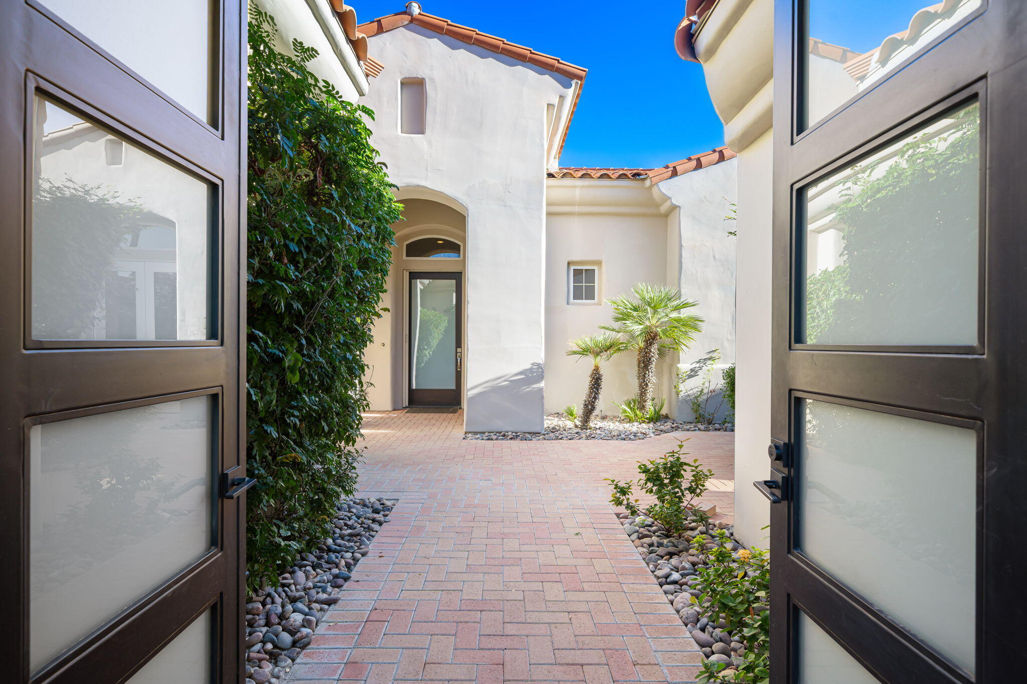 235 Loch Lomond Road Rancho Mirage, CA 92270 - Photo 8 of 46 13-web-or-mls-JBLoch235_OPMG_1025_016