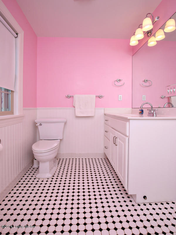 16 Ridge Road Louisville, KY 40205 - Photo 27 of 32 Second floor full bath in hallway