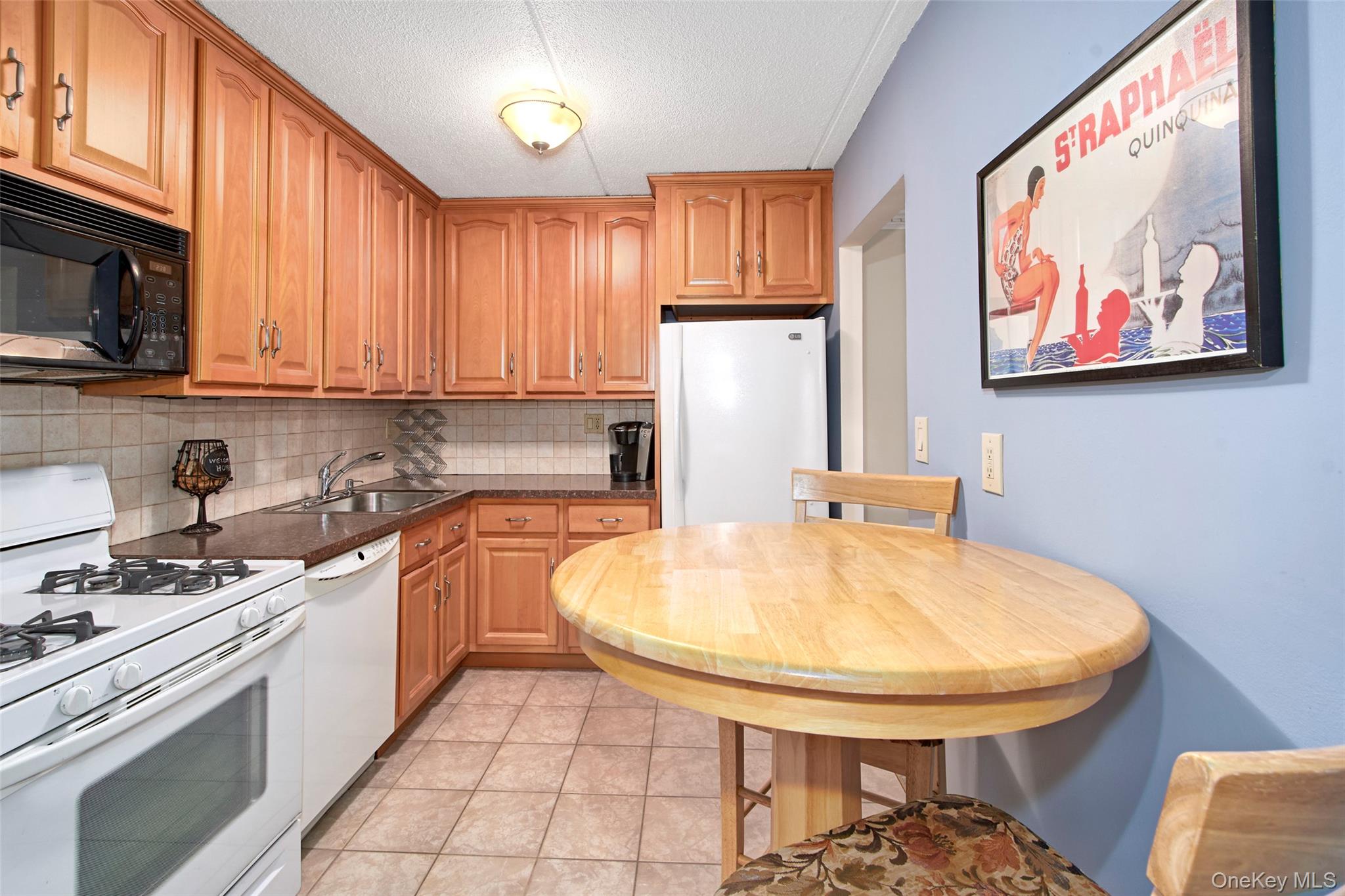 470 Halstead Avenue, Unit 2T Harrison, NY 10528 - Photo 14 of 23 a kitchen with stainless steel appliances a stove a sink and a microwave