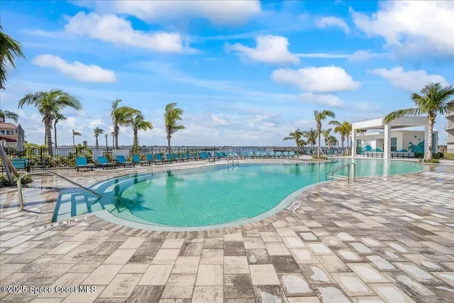 a view of a pathway with house on both side