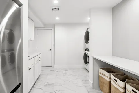 $6,350,000 | 8 Barclay Court, East Hampton, NY 11937