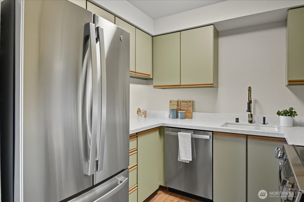 18150 73rd Avenue Northeast, Unit B306 Kenmore, WA 98028 - Photo 12 of 32 a view of a kitchen with electric appliances