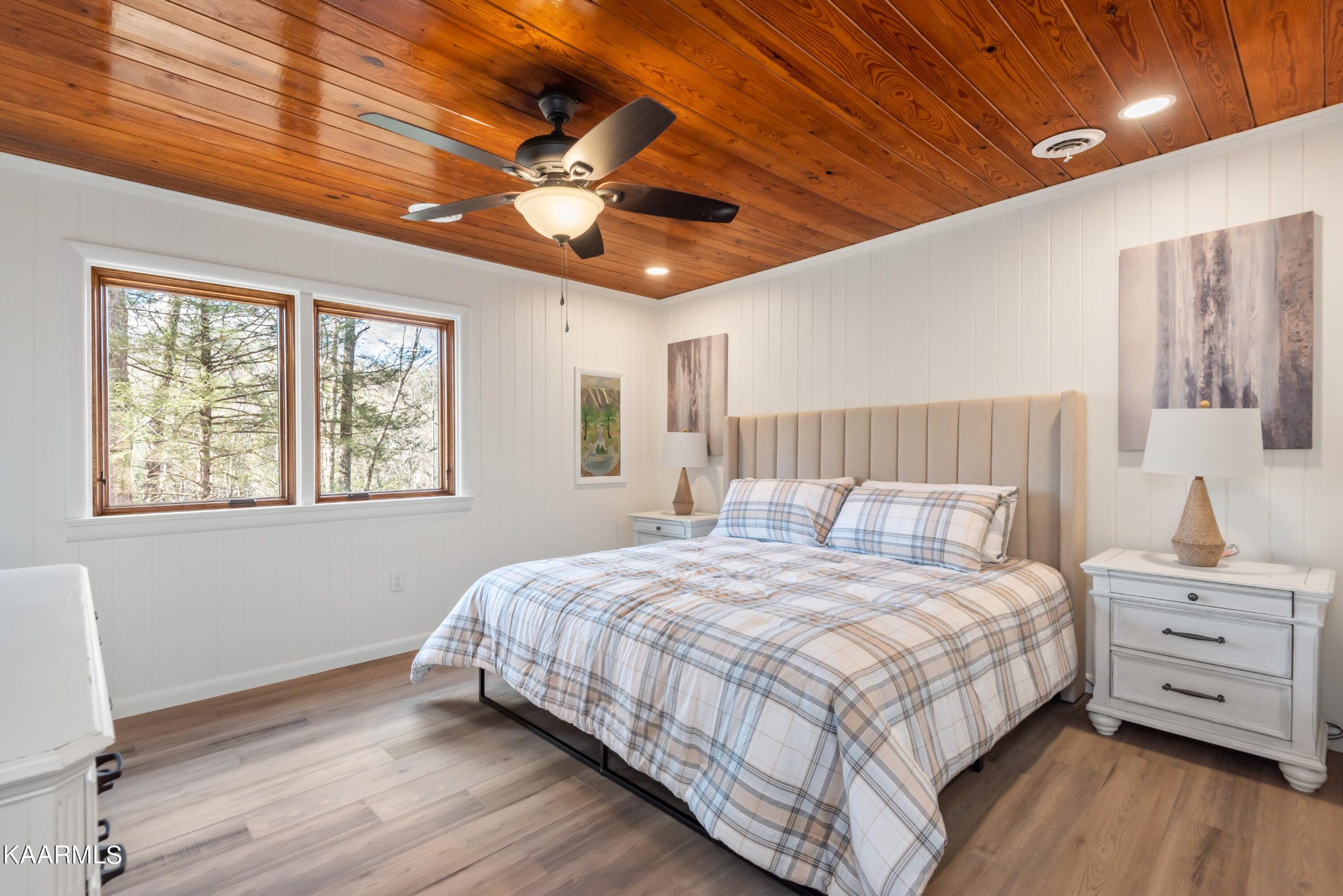 306 Glades Road Gatlinburg, TN 37738 - Photo 34 of 46 a bedroom with a large bed and a chandelier