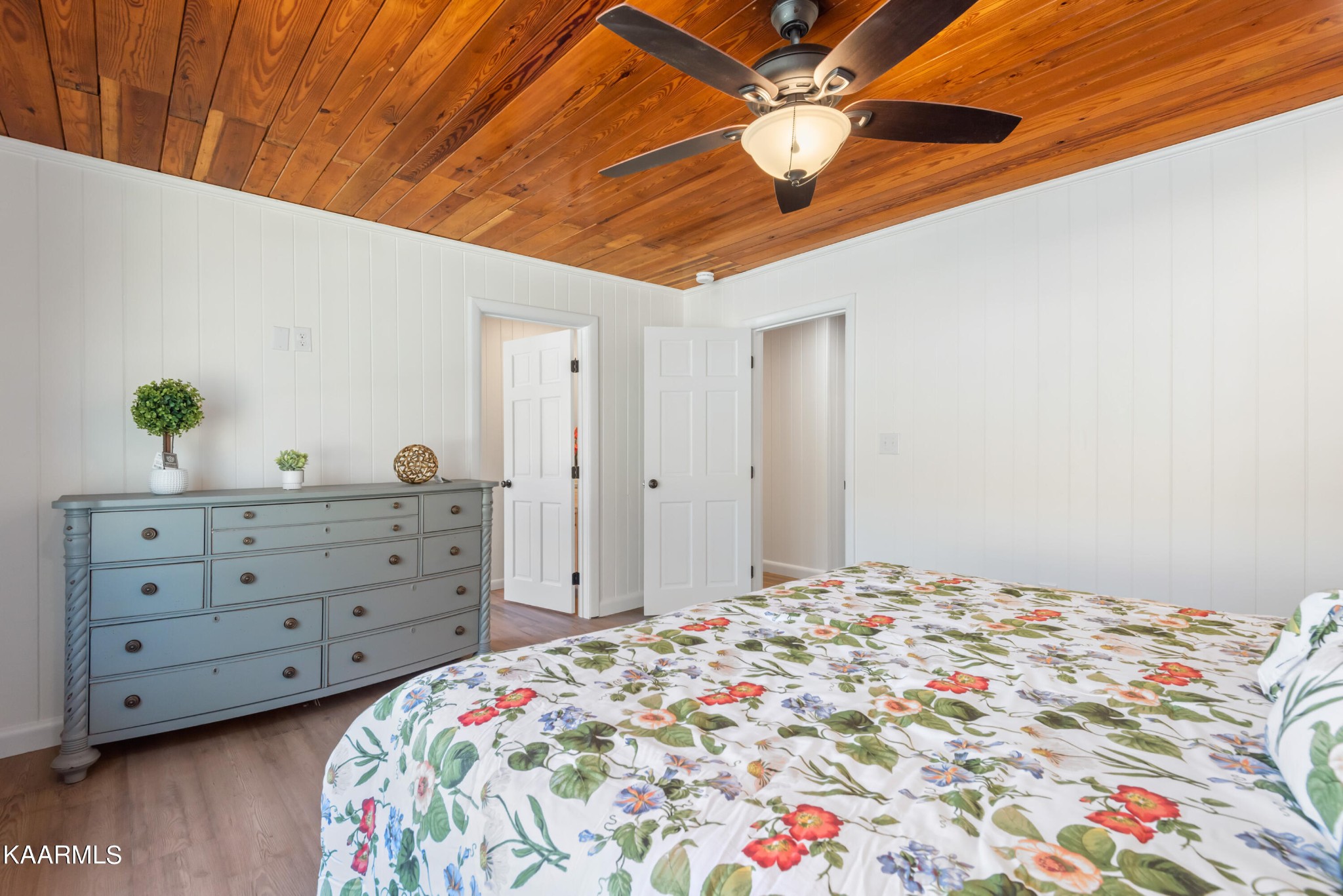 306 Glades Road Gatlinburg, TN 37738 - Photo 40 of 46 a bedroom with a bed and a dresser in it