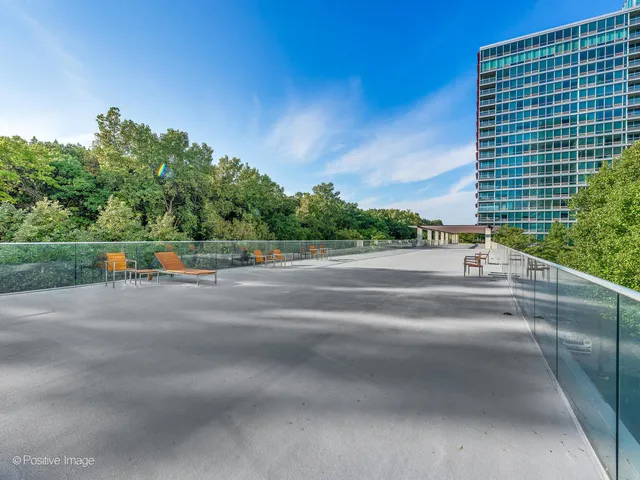 $329,900 | 9715 Woods Drive, Unit 1104, Skokie, IL 60077