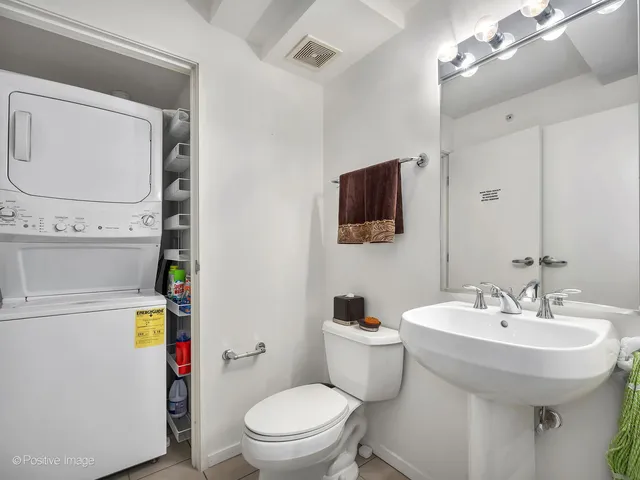 $329,900 | 9715 Woods Drive, Unit 1104, Skokie, IL 60077