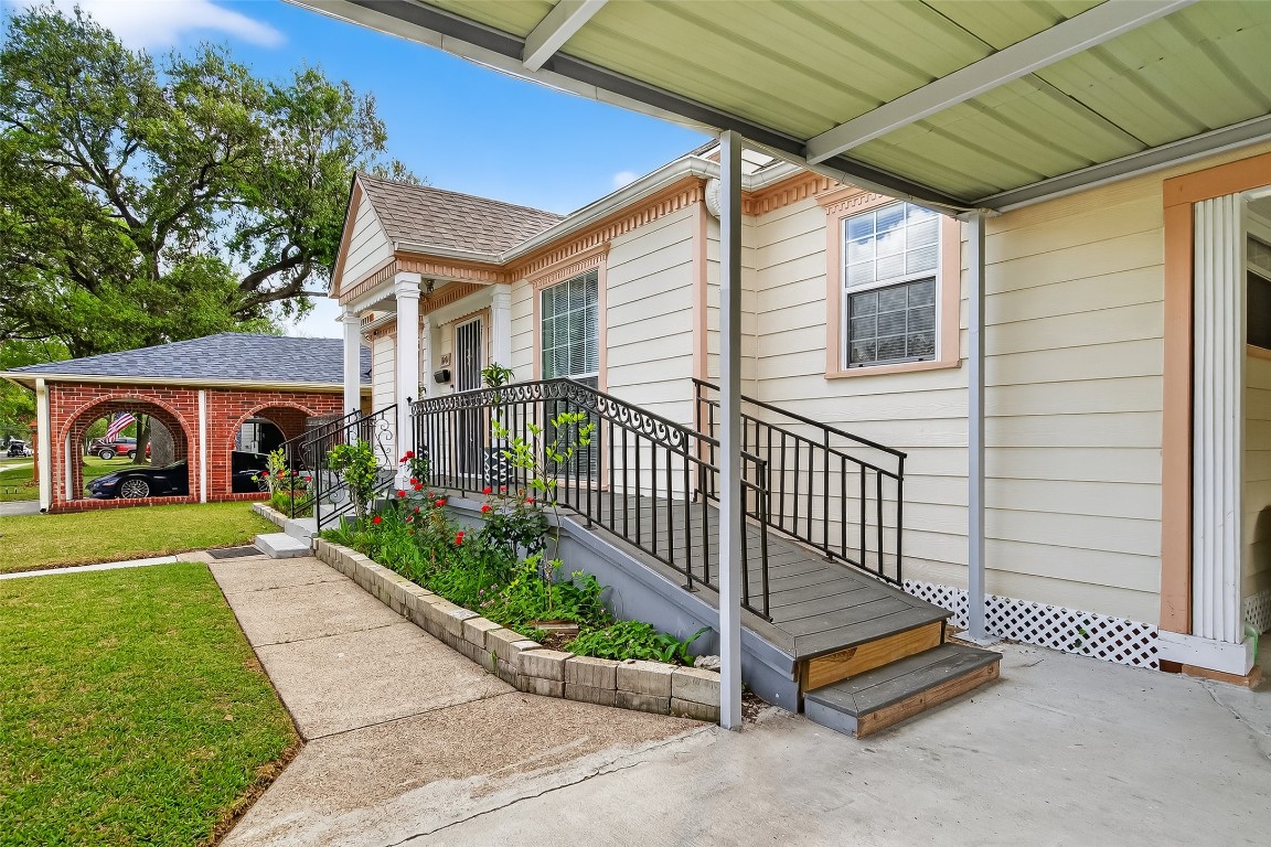 7404 Erath Street Houston, TX 77023 - Photo 37 of 40 a front view of a house with garden