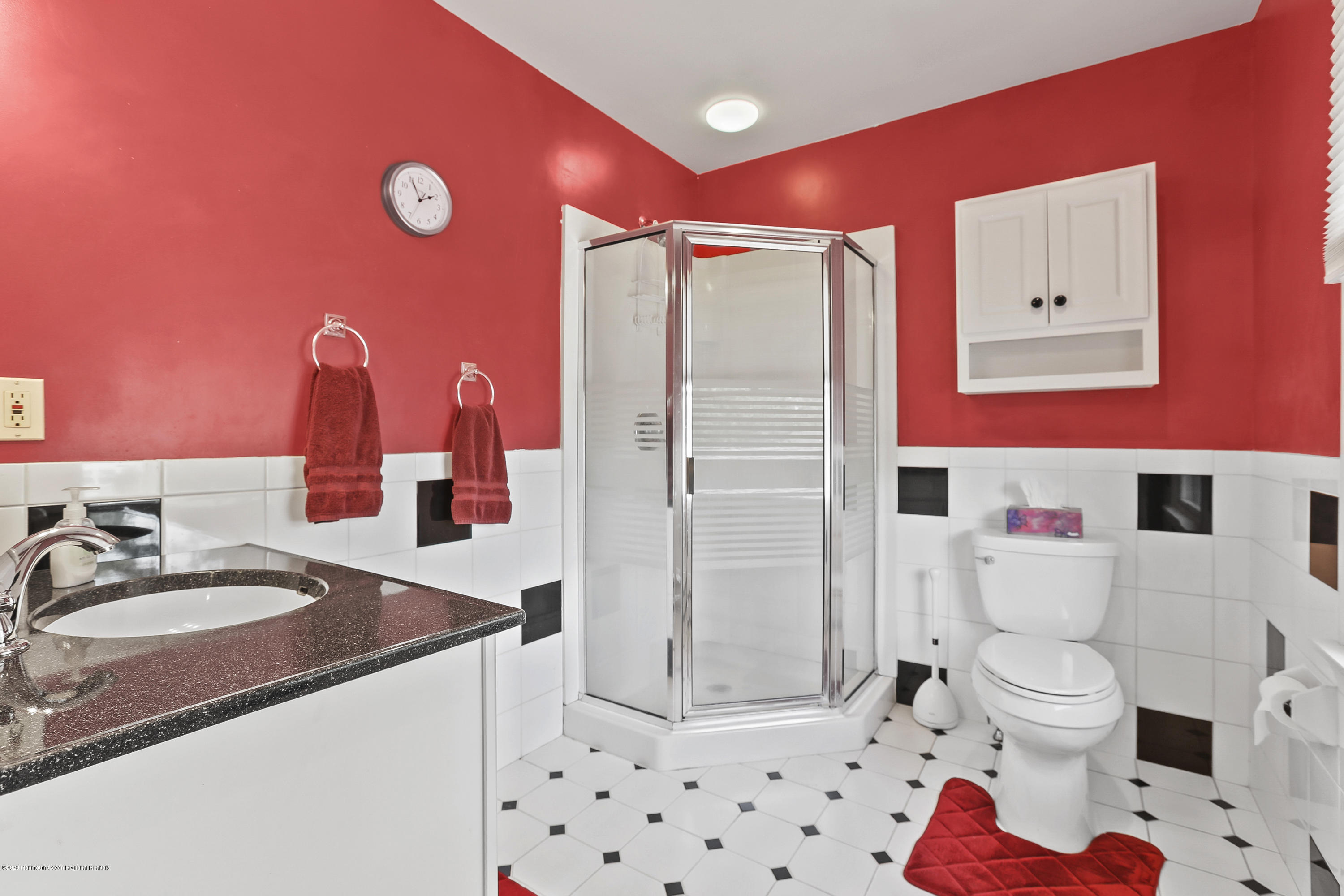 16 Donna Place Aberdeen, NJ 07747 - Photo 12 of 27 16 DONNA PLACE 2ND FLOOR BATH 5W5A5311