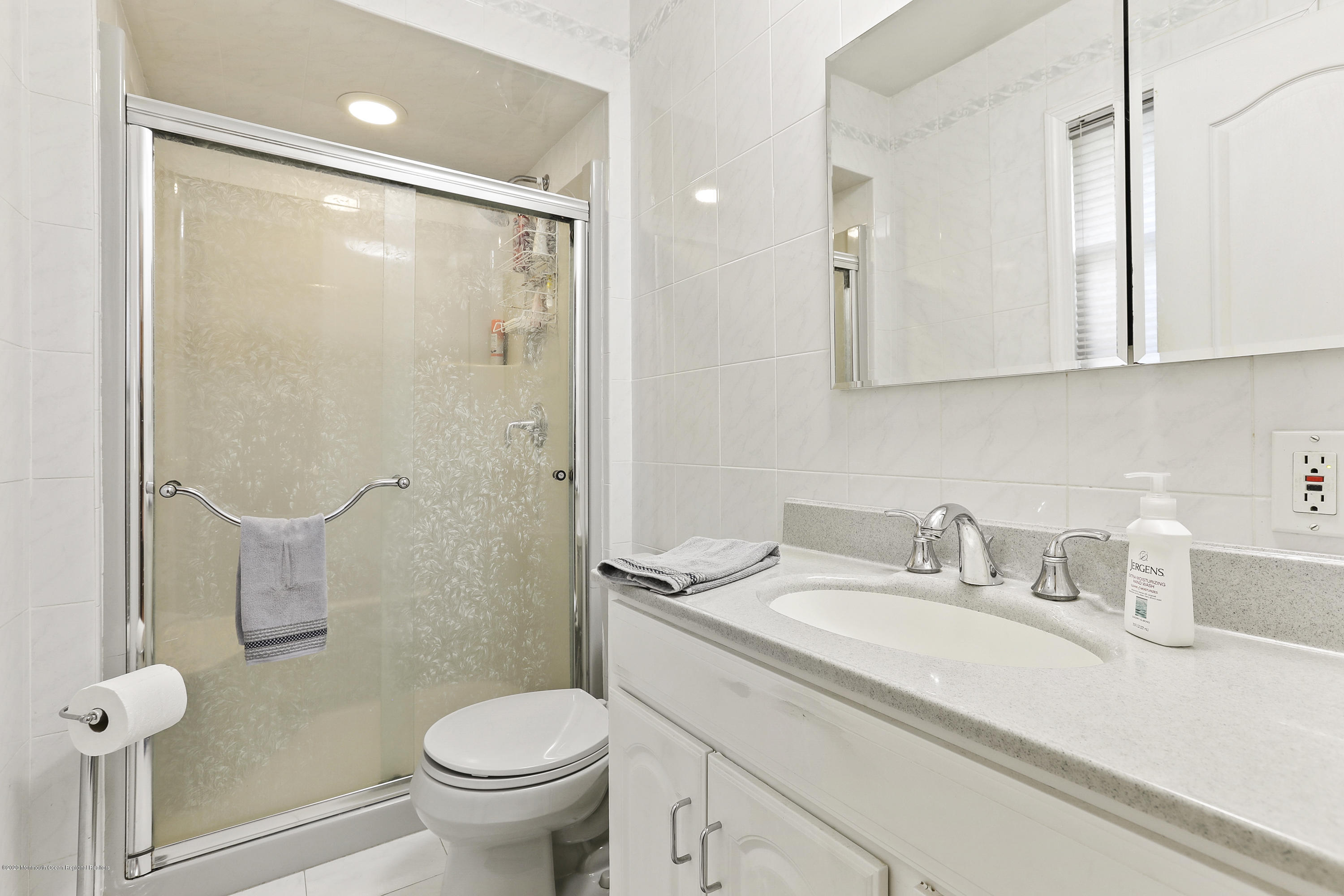 16 Donna Place Aberdeen, NJ 07747 - Photo 14 of 27 16 DONNA PLACE MASTER BATH 5W5A5301