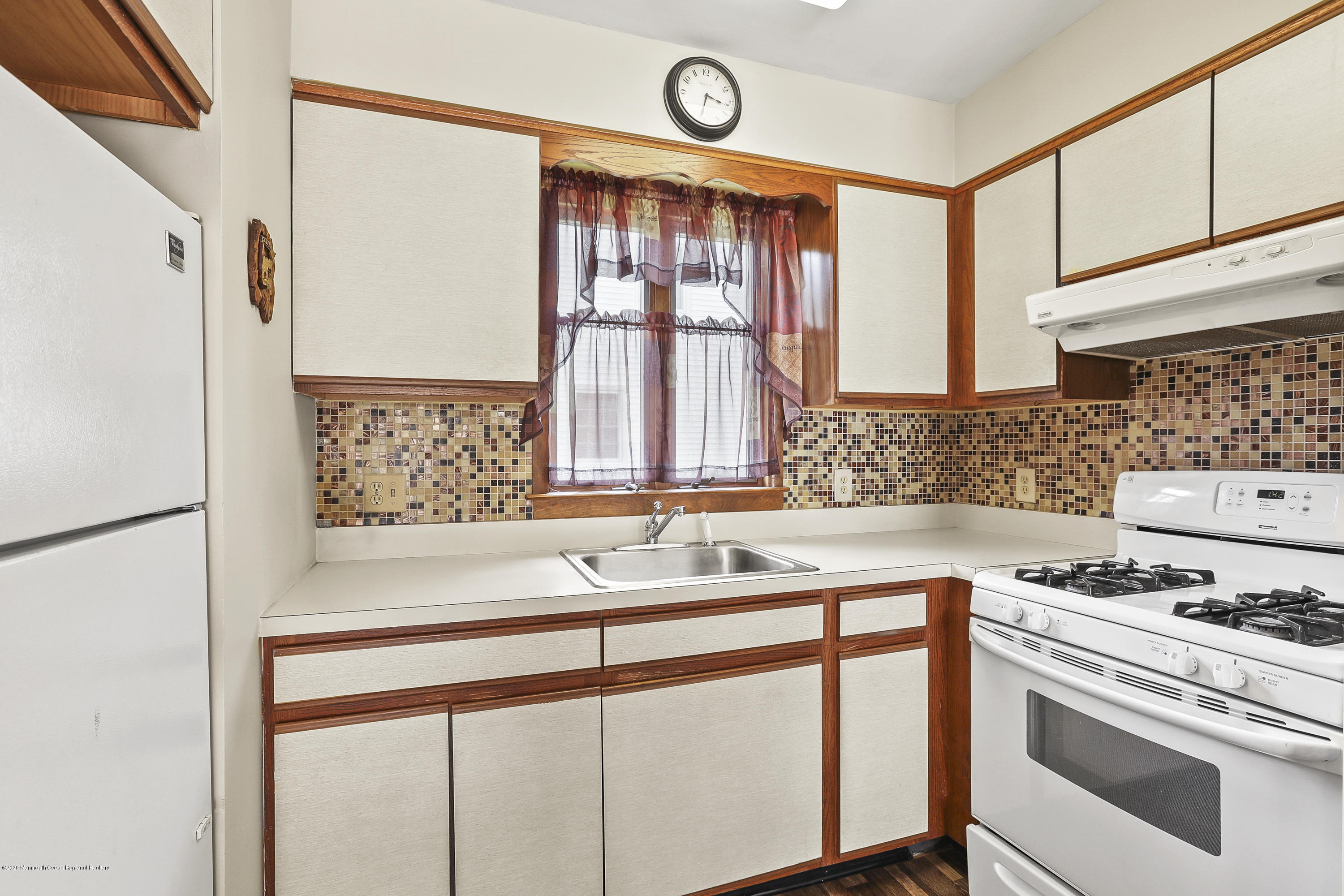 16 Donna Place Aberdeen, NJ 07747 - Photo 18 of 27 16 DONNA PLACE IN LAW KITCHEN 5W5A5256