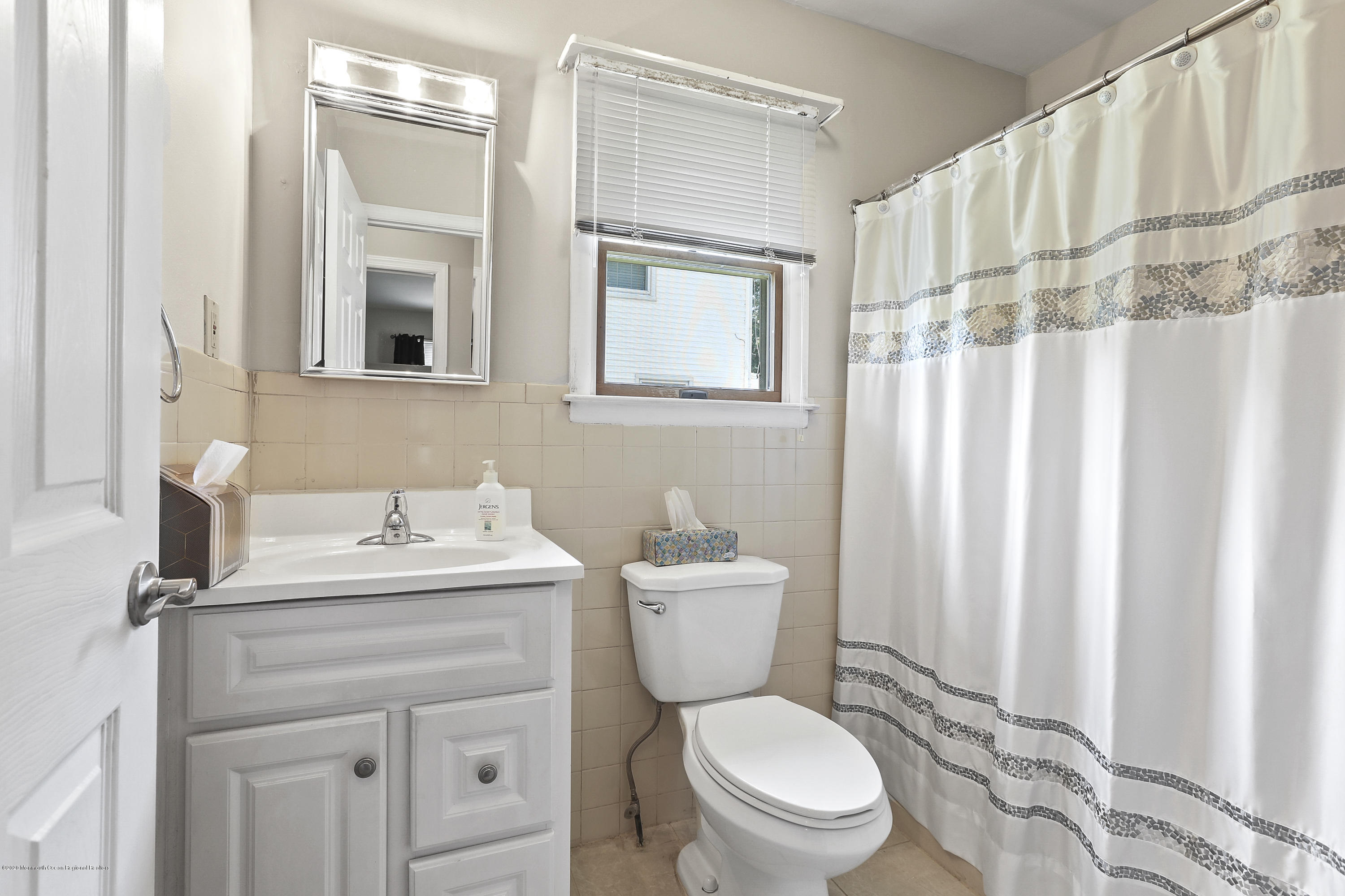 16 Donna Place Aberdeen, NJ 07747 - Photo 20 of 27 16 DONNA PLACE IN-LAW BATH 5W5A5276